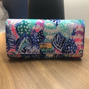 Lilly Pulitzer Travel Wallet Folio Organizer Wallet in Quill Out Expandable